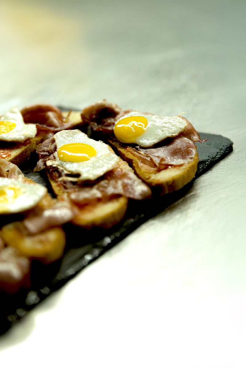 Tosta de jamón ibérico y huevo de codorniz